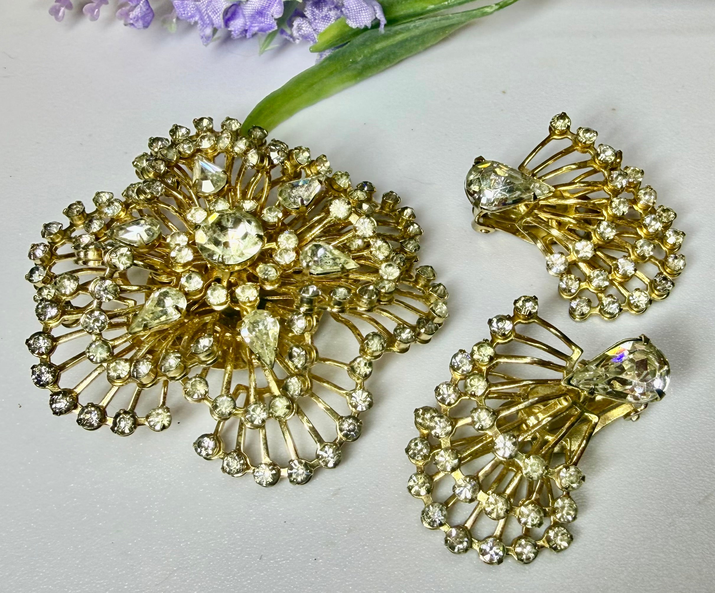 Gorgeous 1950s/1960s Goldtone Brooch and Clip-On Earring Set. - Peppermint-Twist-Vintage.com