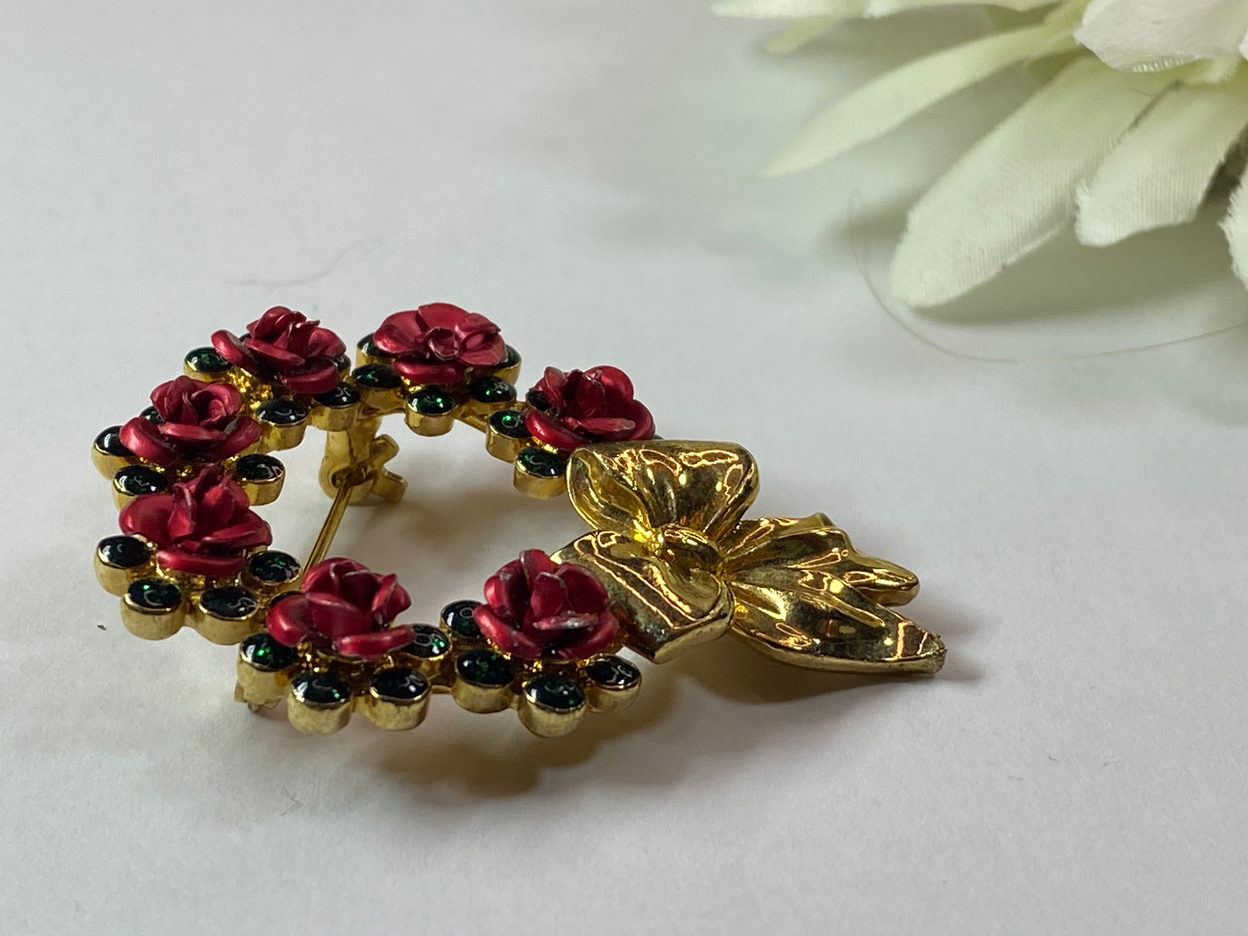 Avon Vintage Christmas Brooch - Gold tone wreath with roses - Peppermint-Twist-Vintage.com