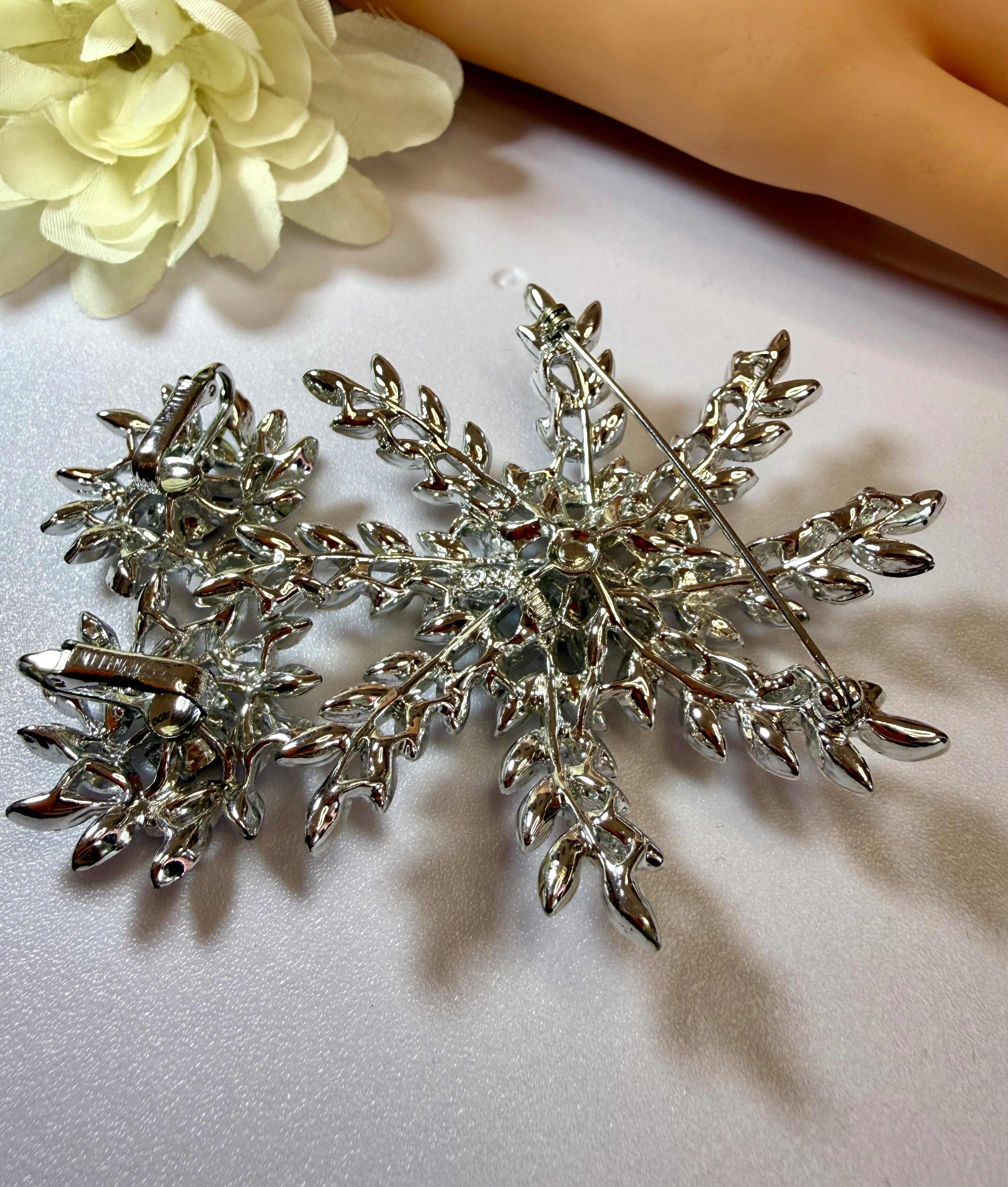 Sarah Coventry Evening Snowflake Silvertone Brooch and Clip-on Earring set - 1963 - MINT CONDITION 1960s - Peppermint-Twist-Vintage.com