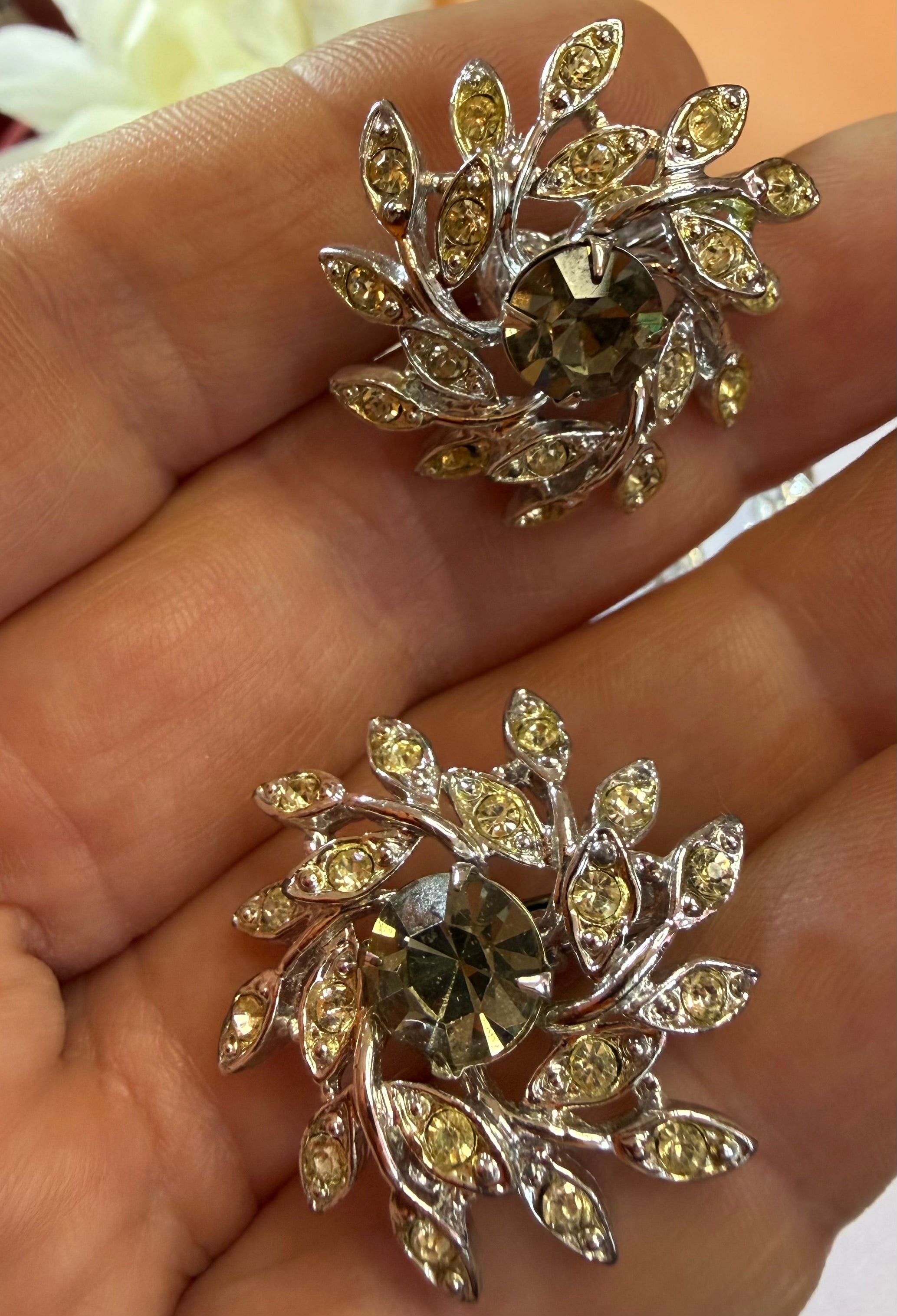 Sarah Coventry Evening Snowflake Silvertone Brooch and Clip-on Earring set - 1963 - MINT CONDITION 1960s - Peppermint-Twist-Vintage.com