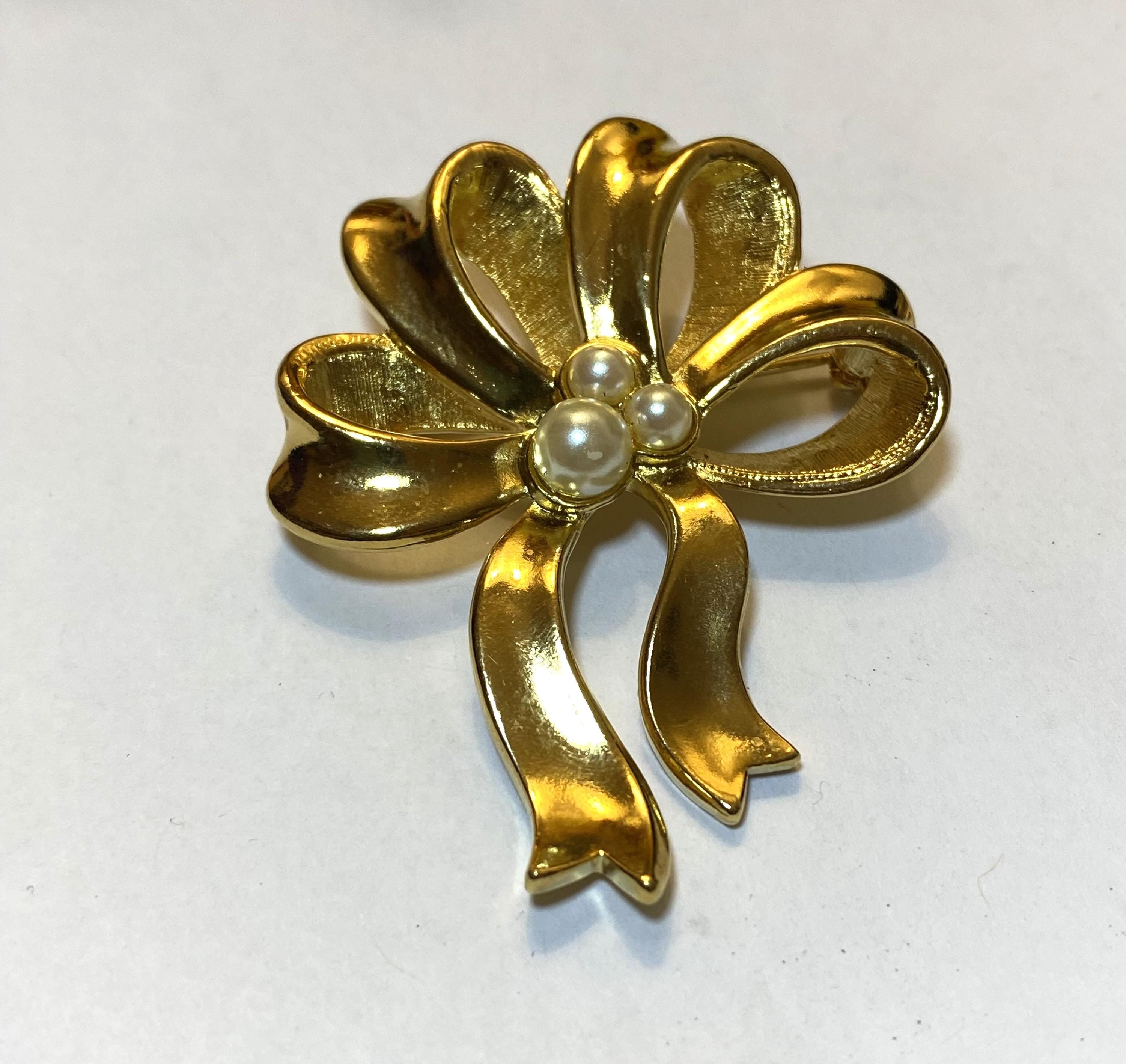 AVON SIGNED 1994, Goldtone Bow Brooch with Center Pearl., Signed, Gorgeous - Peppermint-Twist-Vintage.com