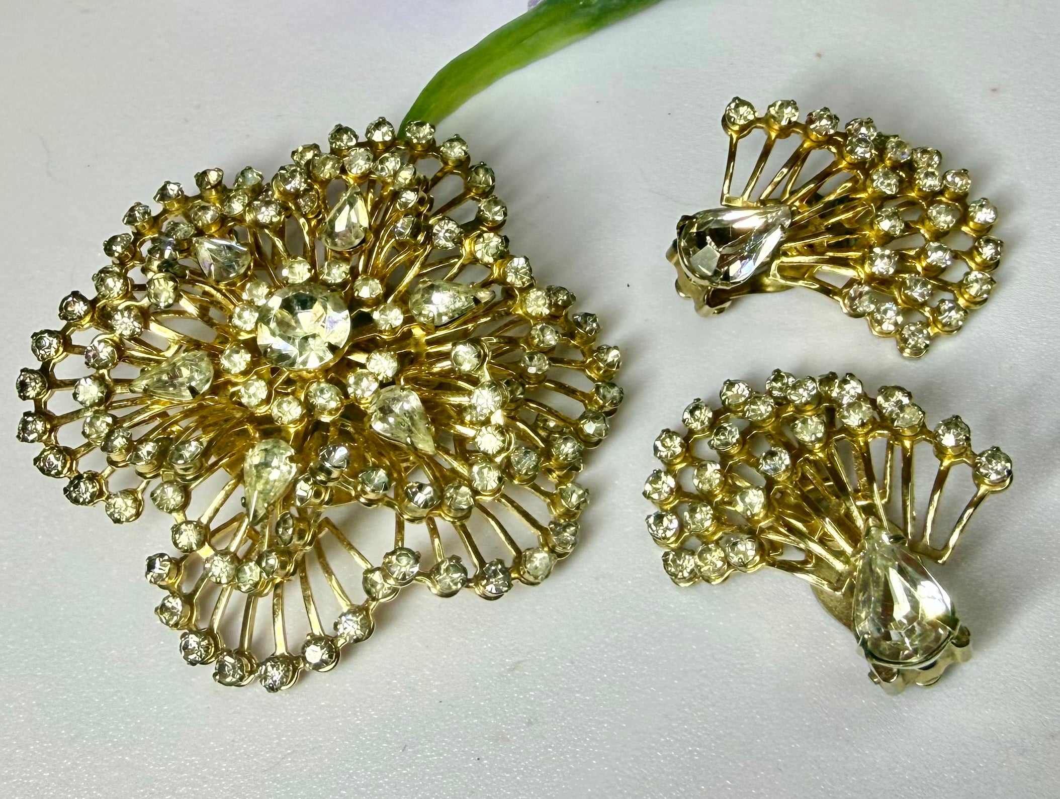Gorgeous 1950s/1960s Goldtone Brooch and Clip-On Earring Set. - Peppermint-Twist-Vintage.com