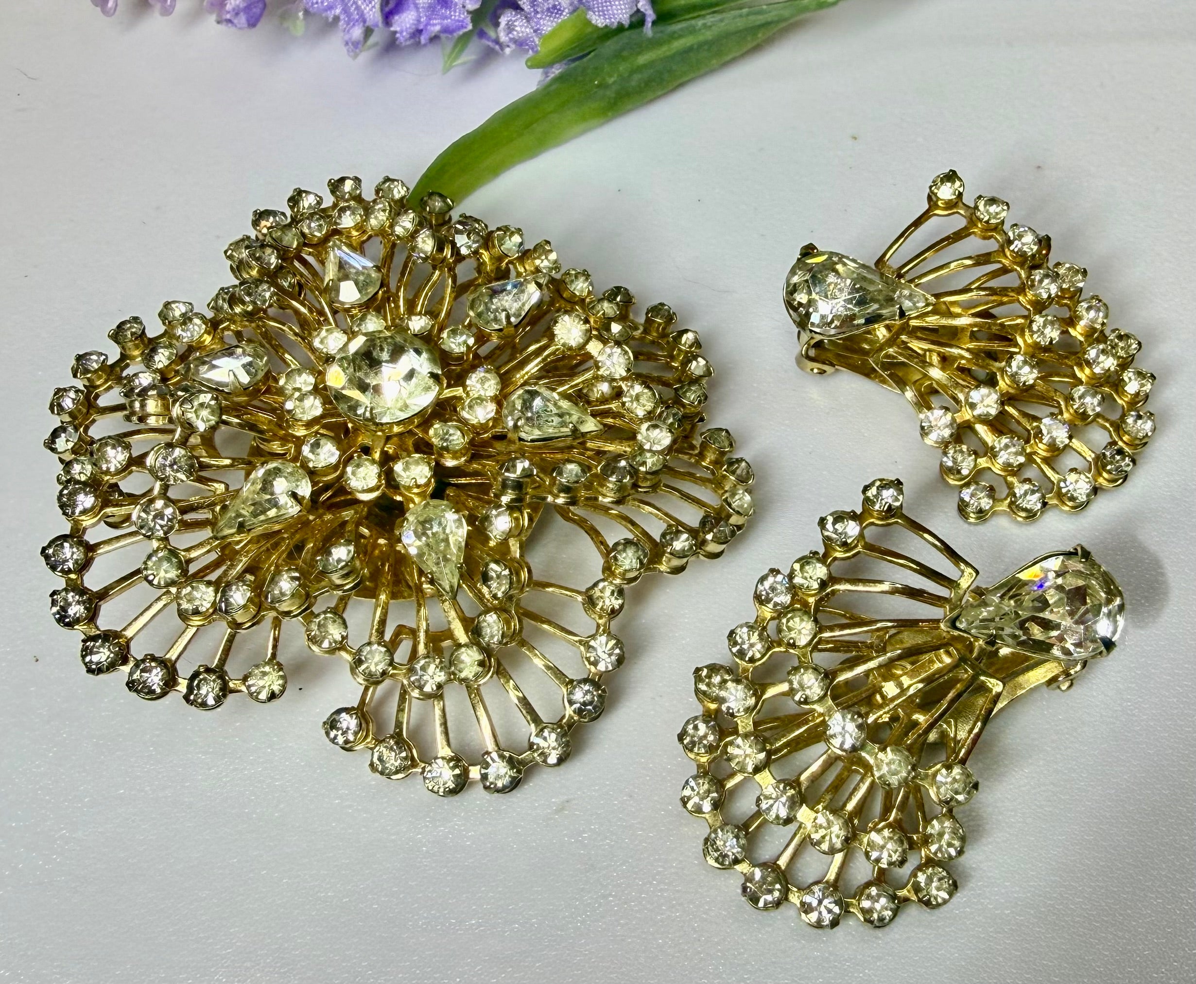 Gorgeous 1950s/1960s Goldtone Brooch and Clip-On Earring Set. - Peppermint-Twist-Vintage.com