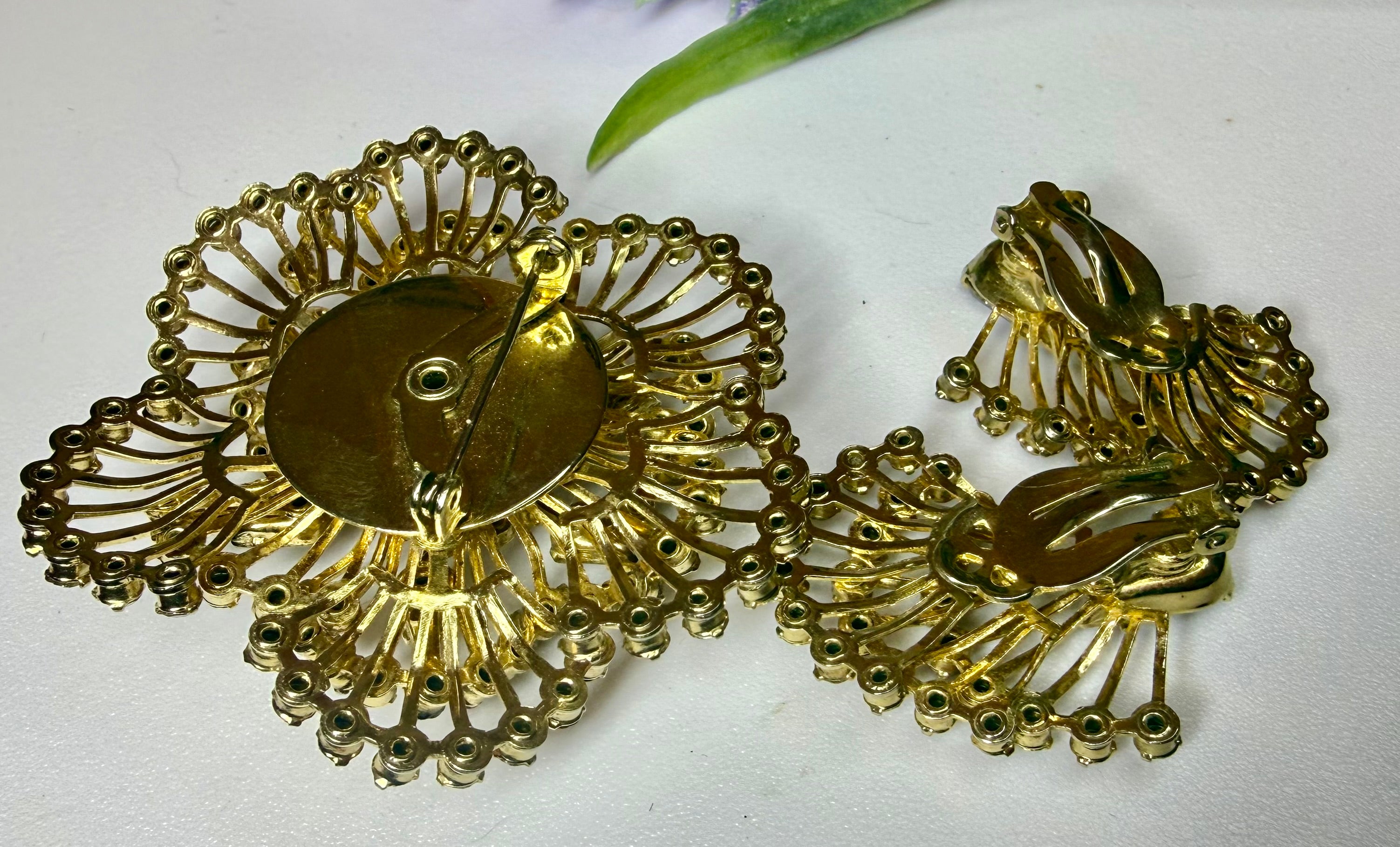 Gorgeous 1950s/1960s Goldtone Brooch and Clip-On Earring Set. - Peppermint-Twist-Vintage.com