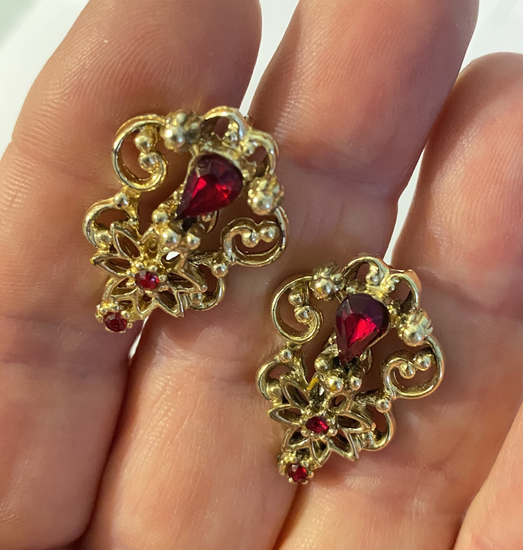 Vintage Jewelry Set - Casio Necklace, Coro Screwback Goldtond and Red Rhinestone Earrings, Gold Textured Clip-on Earrings, Gorgeous Set