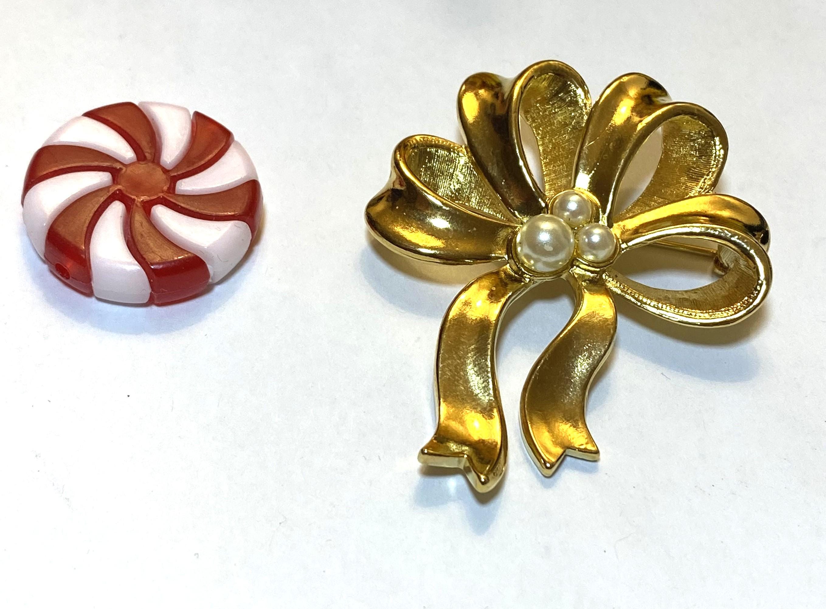 AVON SIGNED 1994, Goldtone Bow Brooch with Center Pearl., Signed, Gorgeous - Peppermint-Twist-Vintage.com
